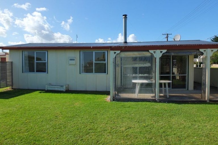 Photo of property in 17 Pratt Avenue, Foxton Beach, Foxton, 4815