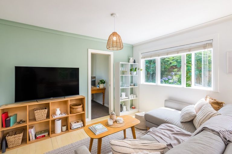 Photo of property in 16 Renown Road, Raumati South, Paraparaumu, 5032