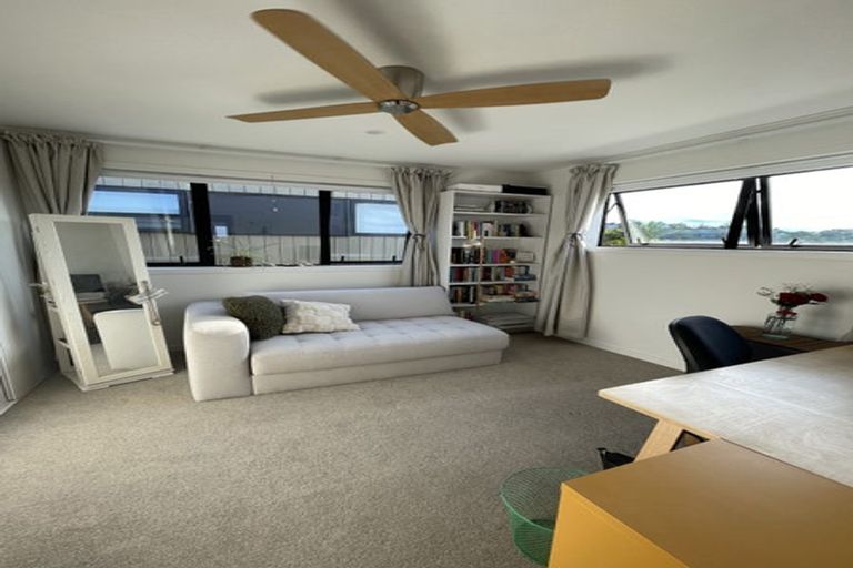 Photo of property in 5/35 Garadice Road, Rothesay Bay, Auckland, 0630