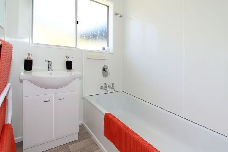 Photo of property in 9 Chetwode Grove, Newlands, Wellington, 6037