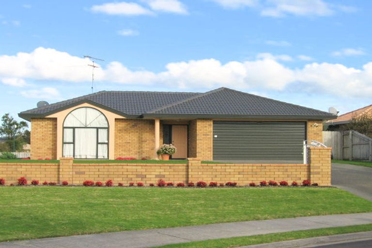 Photo of property in 17 Chalmers Close, Orewa, 0931