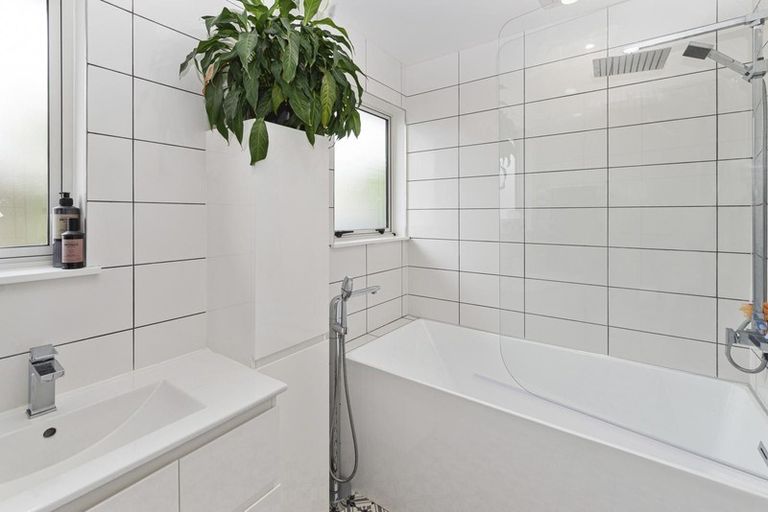 Photo of property in 12 Kashmir Road, Glen Eden, Auckland, 0602