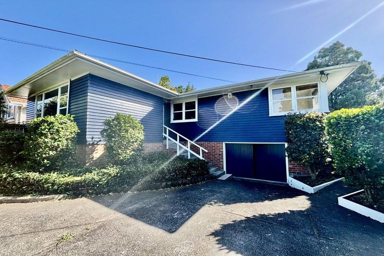 Photo of property in 37 Hillcrest Avenue, Hillcrest, Auckland, 0627