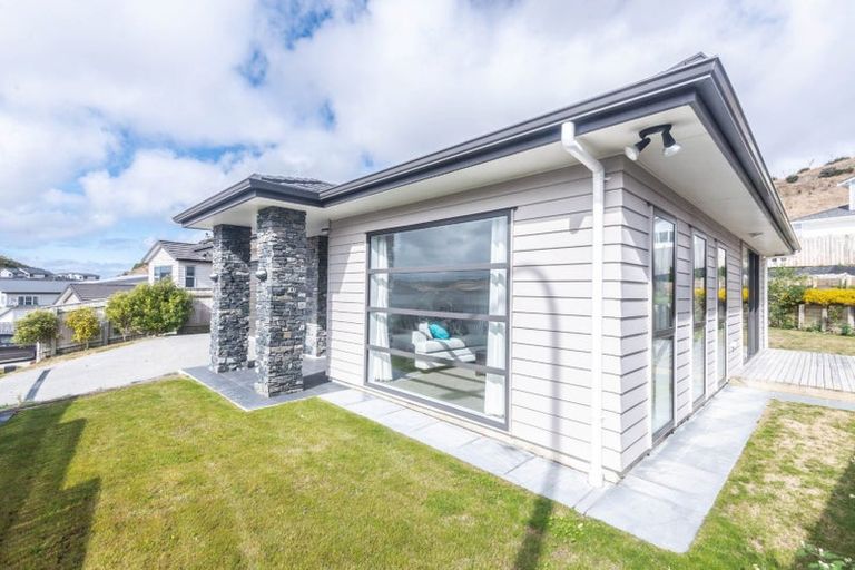 Photo of property in 11 Bickerton Rise, Churton Park, Wellington, 6037