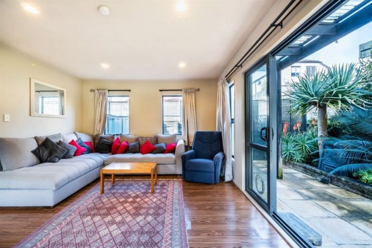 Photo of property in 1/48 Schnapper Rock Road, Schnapper Rock, Auckland, 0632