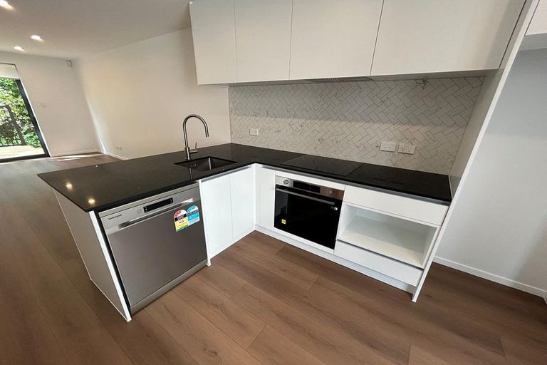 Photo of property in 11/19 Roberts Road, Glenfield, Auckland, 0629