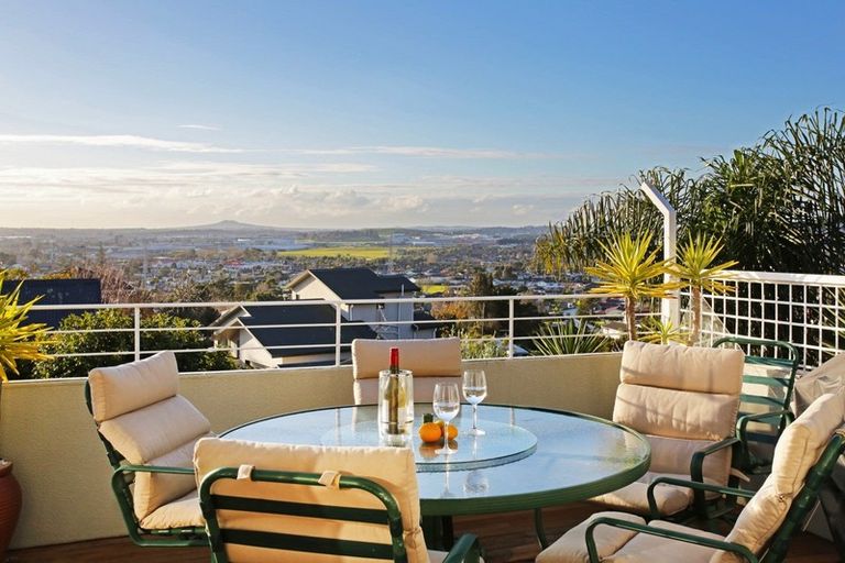 Photo of property in 17 Santa Monica Place, Goodwood Heights, Auckland, 2105