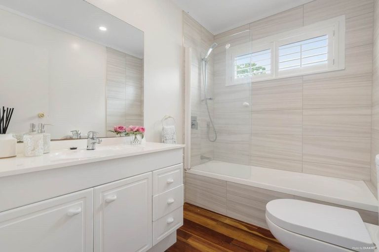 Photo of property in 1/206 East Coast Road, Forrest Hill, Auckland, 0620