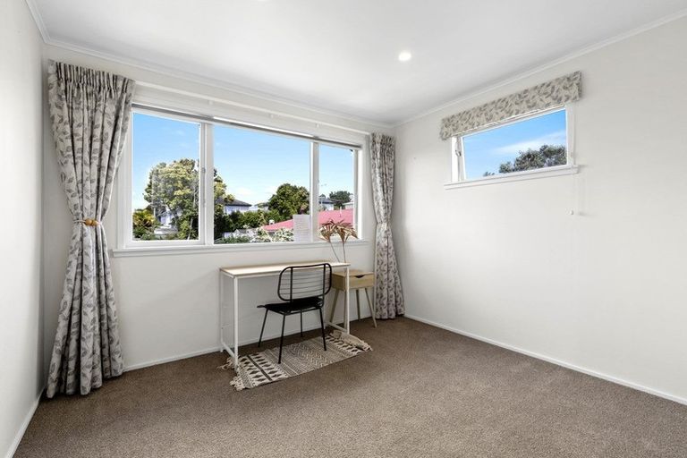 Photo of property in 1/694 East Coast Road, Pinehill, Auckland, 0632