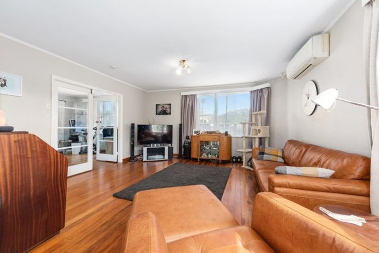 Photo of property in 1/45 Dowling Grove, Silverstream, Upper Hutt, 5019