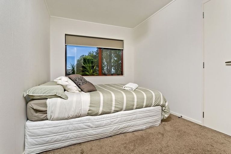 Photo of property in 18 Mallard Place, Unsworth Heights, Auckland, 0632