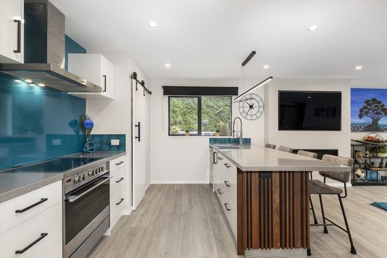 Photo of property in 15 Beach Road, Waikawa, Picton, 7220