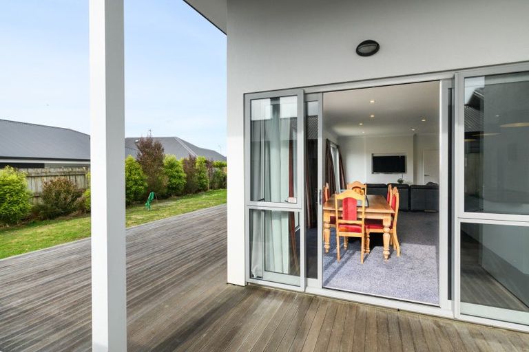 Photo of property in 4 Saint Heliers Grove, Fitzherbert, Palmerston North, 4410