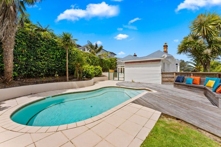 Photo of property in 4 Hinemoa Terrace, Birkenhead, Auckland, 0626