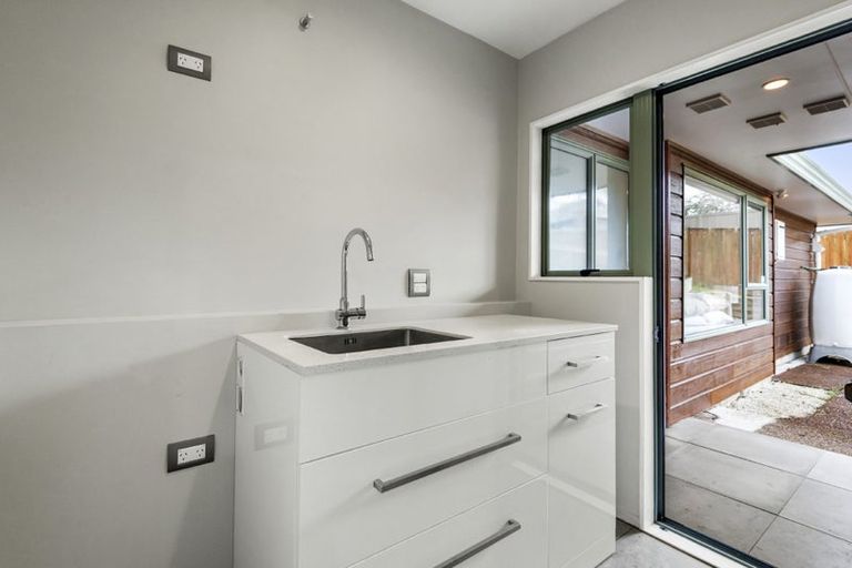 Photo of property in 43 Unsworth Drive, Unsworth Heights, Auckland, 0632