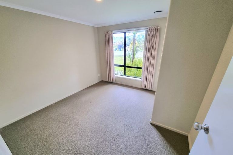 Photo of property in 11 Sunvista Avenue, Oteha, Auckland, 0632