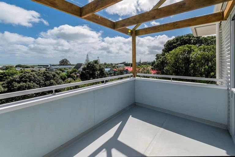 Photo of property in 17 Hughes Street, Waikanae Beach, Waikanae, 5036