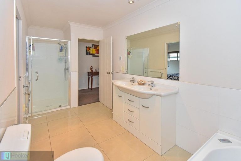Photo of property in 318 Hill Road, The Gardens, Auckland, 2105