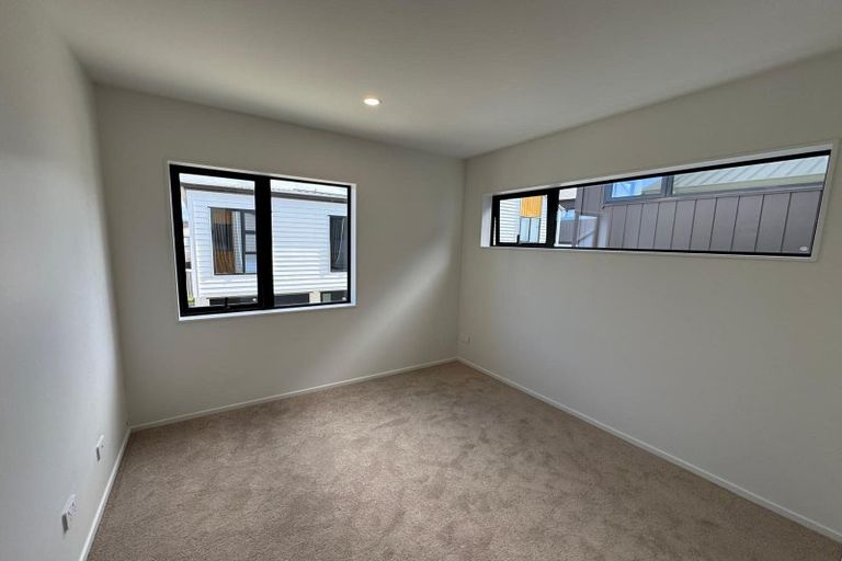 Photo of property in 4/90 Picasso Drive, West Harbour, Auckland, 0618