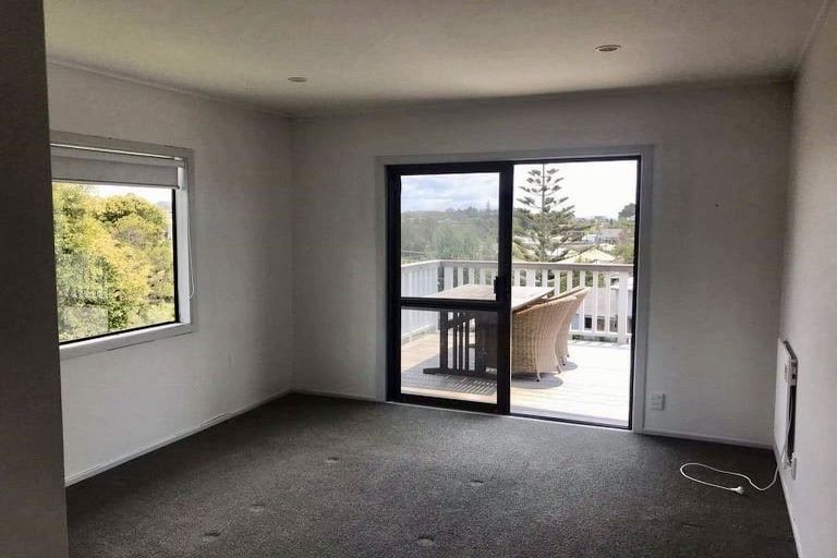 Photo of property in 5 Holiday Road, Stanmore Bay, Whangaparaoa, 0932