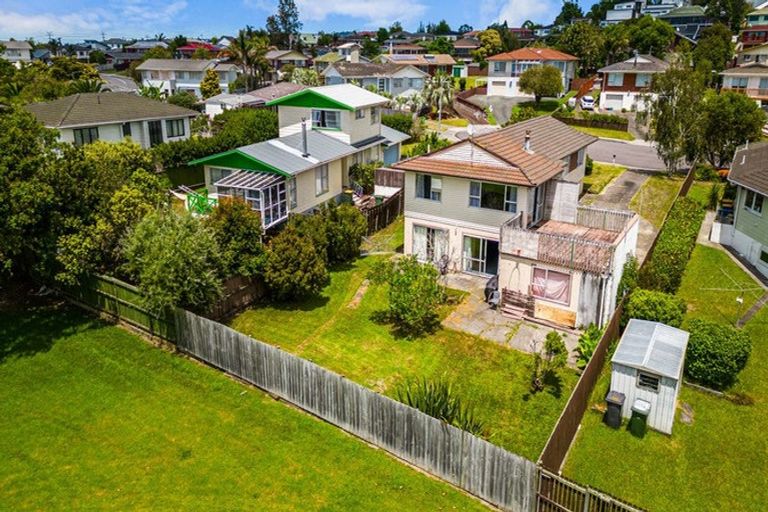Photo of property in 19 Lydford Place, Glendene, Auckland, 0602