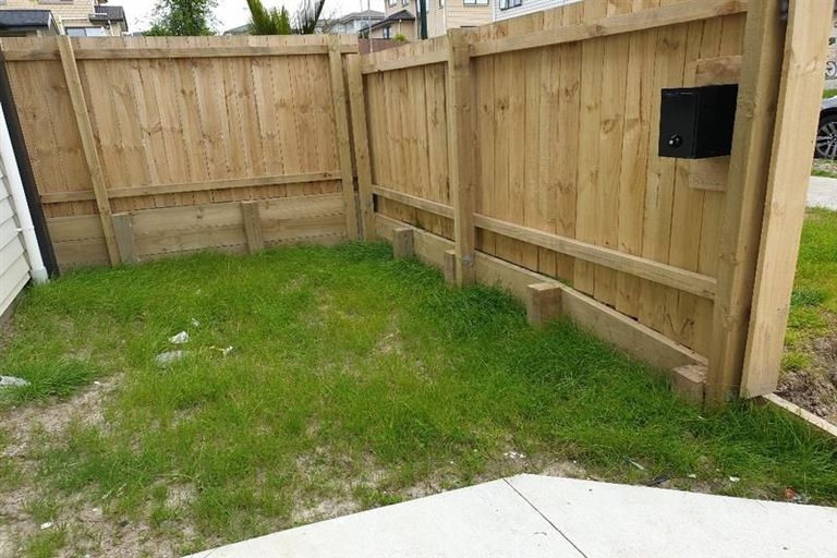 Photo of property in 16 Millcroft Lane, Ranui, Auckland, 0612