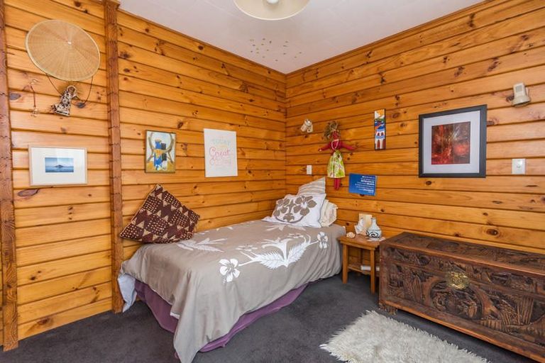 Photo of property in 15 Woodfern Crescent, Titirangi, Auckland, 0604