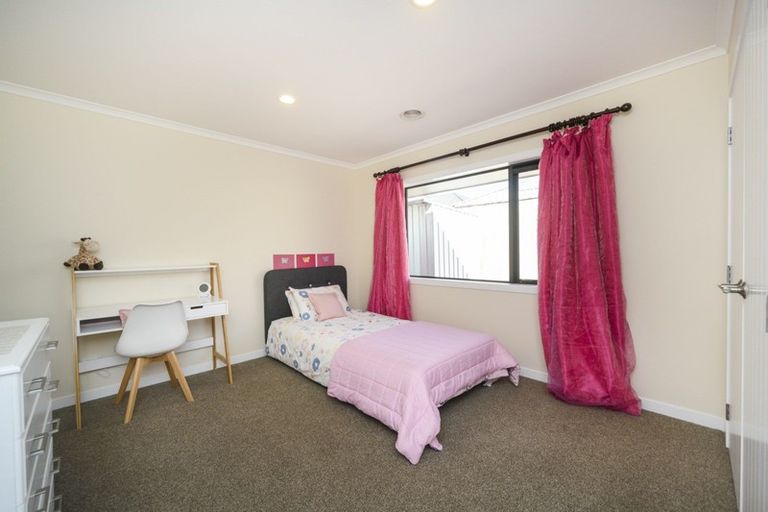 Photo of property in 12 Ron Place, Fitzherbert, Palmerston North, 4410