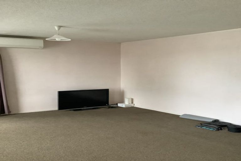 Photo of property in 1/8 Pupuke Road, Hillcrest, Auckland, 0627