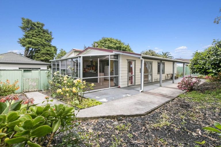 Photo of property in 37 Takapu Street, Henderson, Auckland, 0612