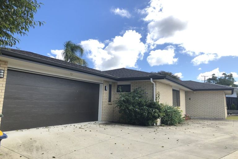 Photo of property in 8a Blythe Place, Glendene, Auckland, 0602