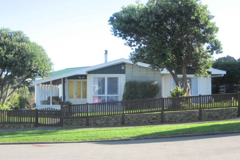 Photo of property in 14 Brian Place, Titahi Bay, Porirua, 5022