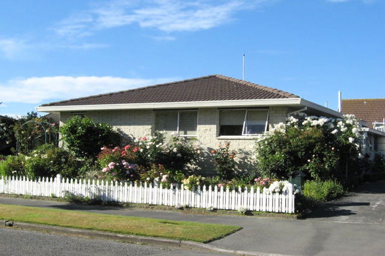 Photo of property in 2/12 Broadfell Avenue, Avonhead, Christchurch, 8042