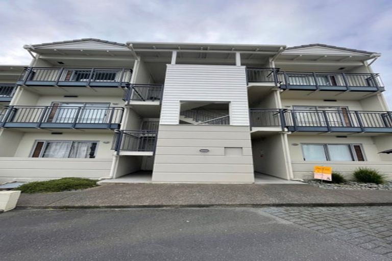Photo of property in 6a/71 Spencer Road, Oteha, Auckland, 0632