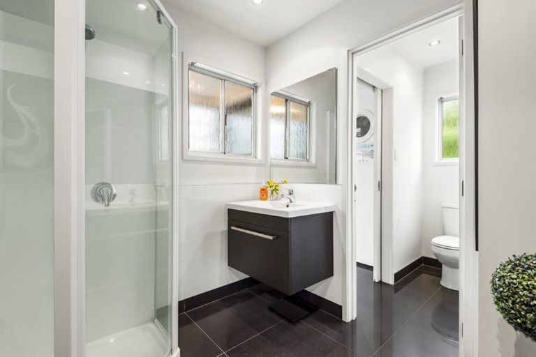 Photo of property in 25 Kitewao Street, Northcote, Auckland, 0627