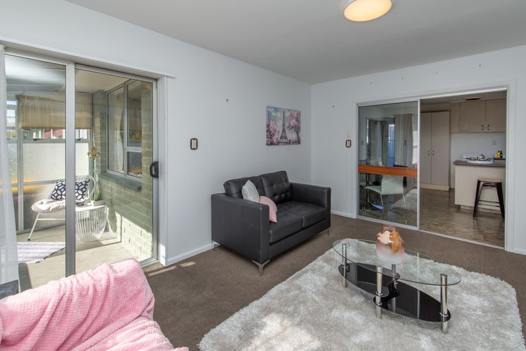 Photo of property in 2/19 Sturrocks Road, Redwood, Christchurch, 8051