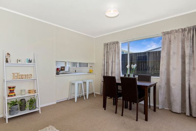 Photo of property in 9 Chetwode Grove, Newlands, Wellington, 6037