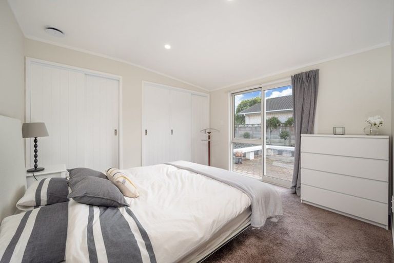 Photo of property in 120 Prince Regent Drive, Half Moon Bay, Auckland, 2012