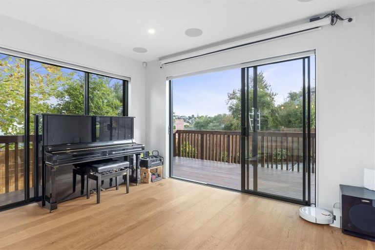 Photo of property in 2/8 Dallinghoe Crescent, Milford, Auckland, 0620