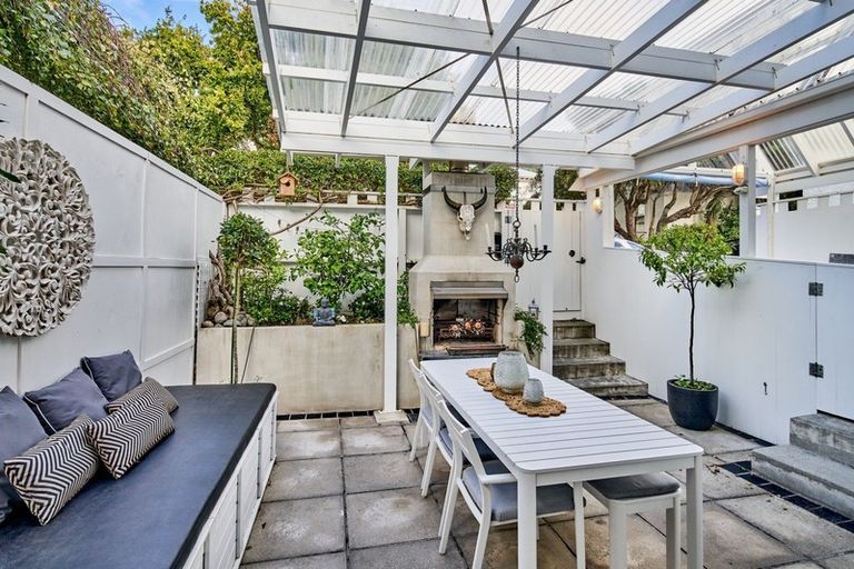 Photo of property in 62 Hobson Street, Thorndon, Wellington, 6011