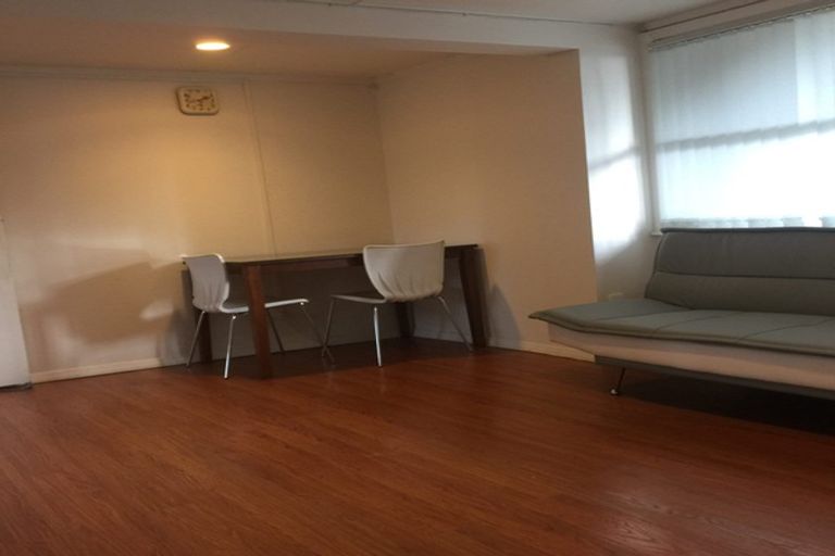 Photo of property in 2/479 Glenfield Road, Glenfield, Auckland, 0629