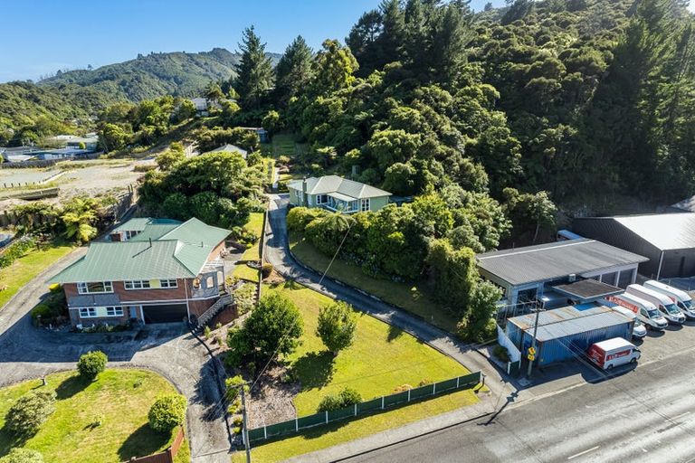 Photo of property in 43 Moores Valley Road, Wainuiomata, Lower Hutt, 5014