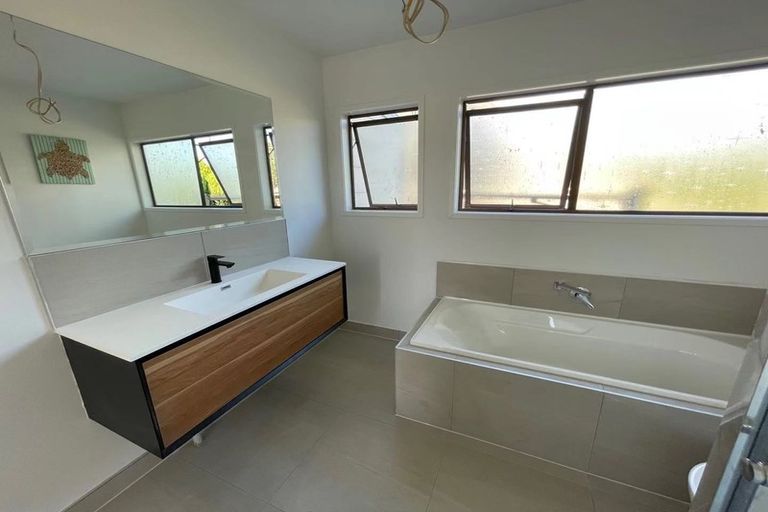 Photo of property in 1425 Whangaparaoa Road, Army Bay, Whangaparaoa, 0930