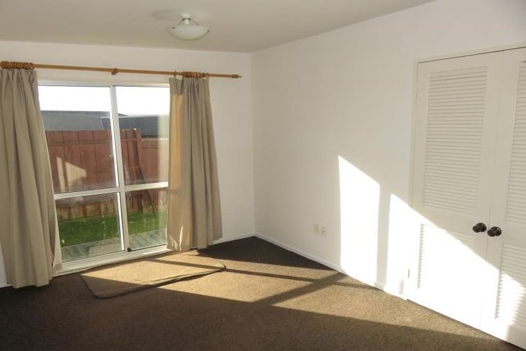 Photo of property in 5b Sunhaven Drive, Newlands, Wellington, 6037