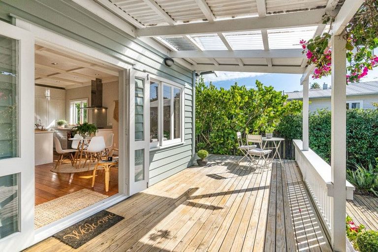 Photo of property in 27 Rutland Road, Stanley Point, Auckland, 0624