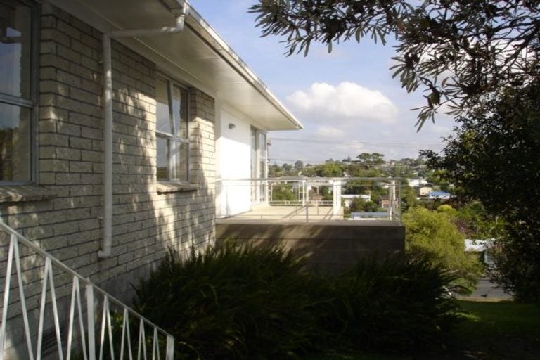 Photo of property in 2/95 Archers Road, Hillcrest, Auckland, 0629