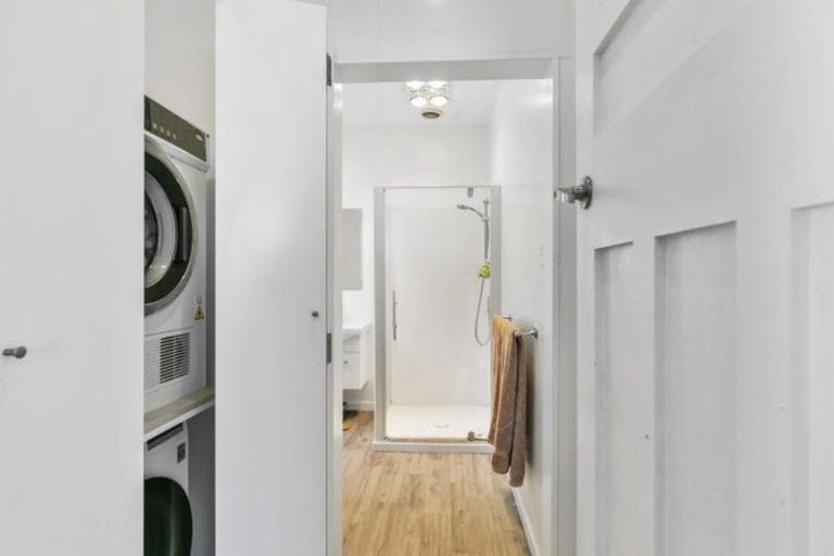 Photo of property in 112 Kelburn Parade, Kelburn, Wellington, 6012