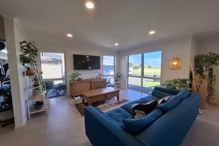 Photo of property in 10 Iwinuku Crescent, Wattle Downs, Auckland, 2103