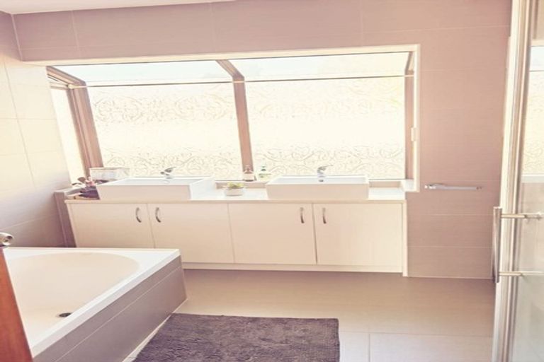 Photo of property in 16 Mirrabooka Avenue, Botany Downs, Auckland, 2010