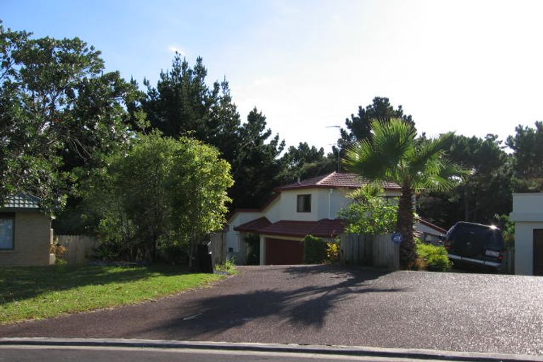 Photo of property in 22 Cayman Place, Unsworth Heights, Auckland, 0632